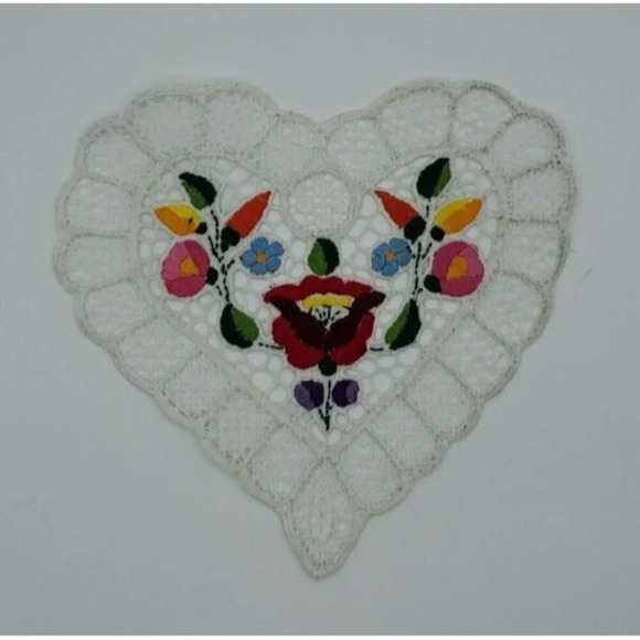 Hungarian Beautiful Hand Embroidered Heart Shape Doily Lace Kalocsai  Floral - Picture 4 of 6